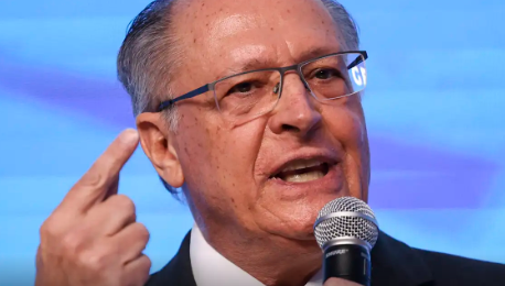 A quatro dias da entrada em vigor da tarifa de 50% para produtos brasileiros nos Estados Unidos, o vice-presidente da República e ministro do