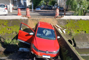 Um motorista perdeu o controle do carro e caiu no canal 3, em Santos, na manhã desta segunda-feira (7). O acidente aconteceu por volta das 6h,