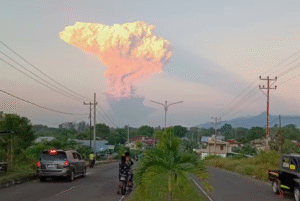 O vulcão Monte Lewotobi Laki-laki, na Indonésia, entrou em erupção nesta segunda-feira (7) pela segunda vez em menos de um mês, expelindo uma