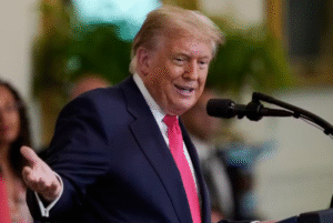 O presidente dos Estados Unidos, Donald Trump, anunciou nesta segunda-feira (7) a imposição de uma tarifa mínima de 25% sobre todos os