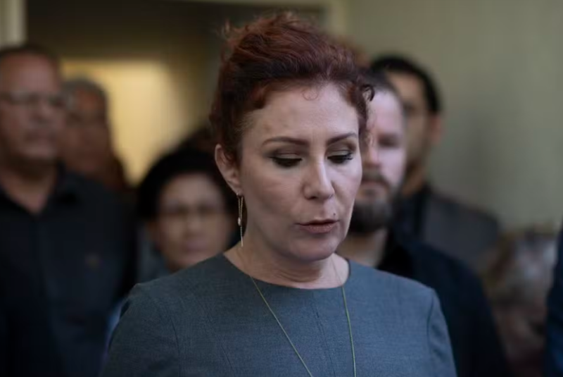 A mãe da deputada Carla Zambelli (PL-SP), Rita Zambelli, vive no apartamento funcional da Câmara dos Deputados que a parlamentar deveria ter devolvido até sexta-feira (4). Rita afirmou que não recebeu nenhuma notificação da Câmara para desocupar o imóvel.