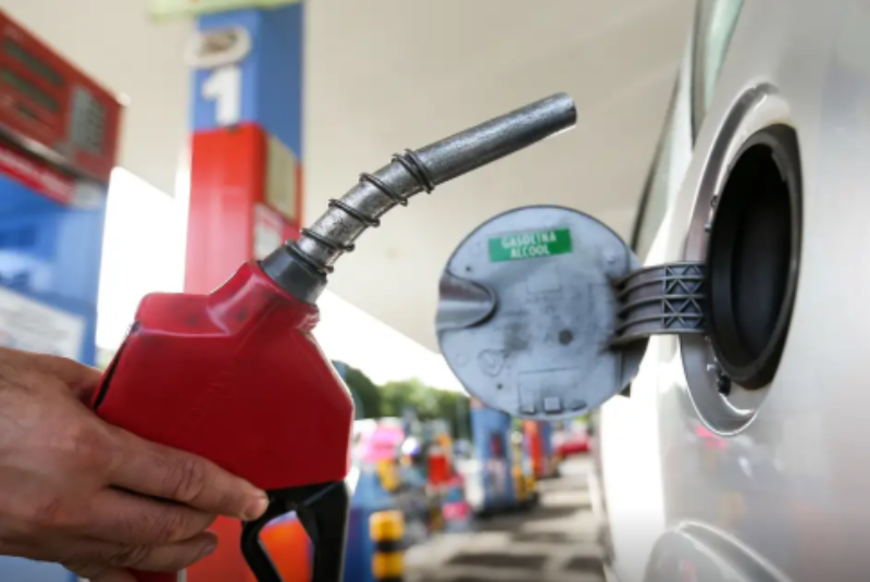 O ministro de Minas e Energia, Alexandre Silveira, afirmou que "há uma real possibilidade" de queda no preço da gasolina e do