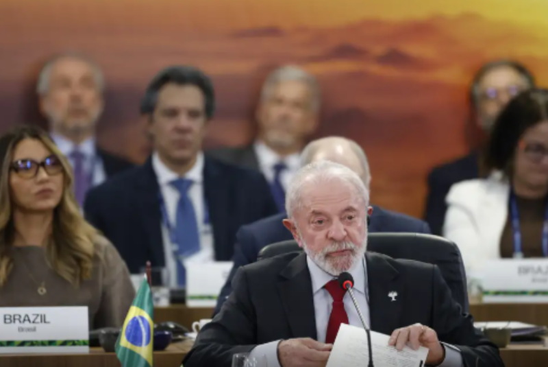 O presidente Luiz Inácio Lula da Silva criticou neste domingo (6) o papel do Fundo Monetário Internacional (FMI) e do Banco Mundial,