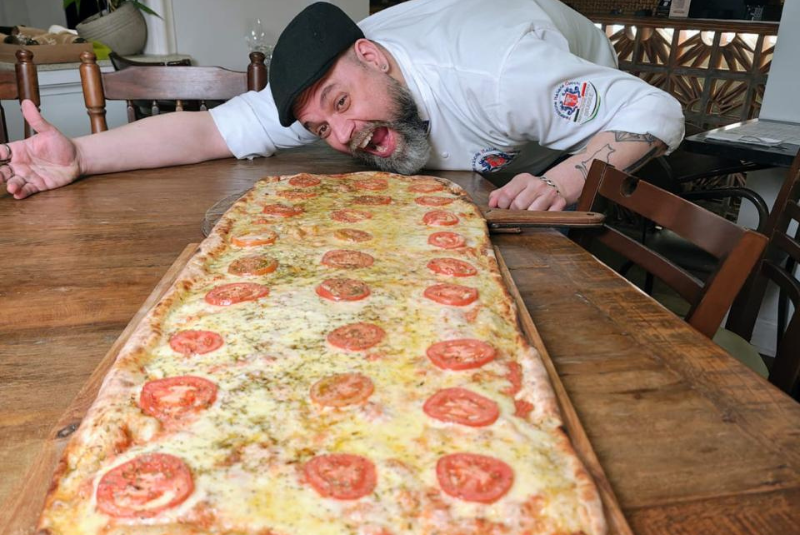 Para comemorar o Dia Mundial da Pizza, a Osteria Santos Sabores promove nesta quarta-feira (10), a partir das 16h, uma ação especial em sua