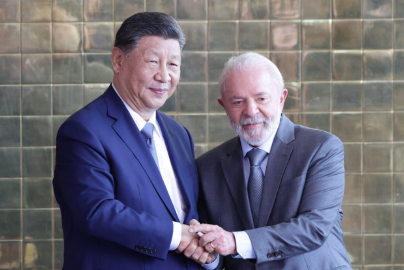 A China manifestou apoio ao Brasil e condenou a decisão dos Estados Unidos de impor uma tarifa de 50% sobre todos os produtos brasileiros. O