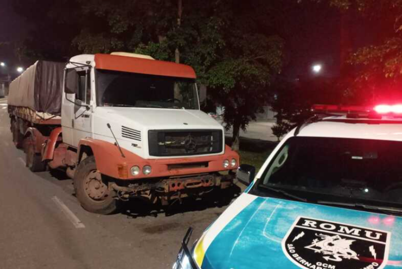 Um caminhão de carga roubado em Praia Grande, no litoral de São Paulo, foi recuperado pela Guarda Civil Municipal (GCM) de São Bernardo do