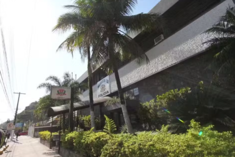 Um idoso de 73 anos foi encontrado morto dentro de um quarto de hotel em Guarujá, no litoral de São Paulo, após não responder ao interfone