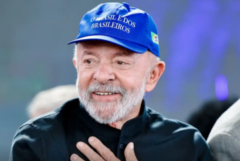 O presidente Luiz Inácio Lula da Silva criticou, nesta sexta-feira (11), a jornada de trabalho de seis dias de serviço com apenas um dia de folga por semana (6x1). Para Lula, é preciso convocar trabalhadores e empresários para “inventar” outra jornada de trabalho “mais flexível”.