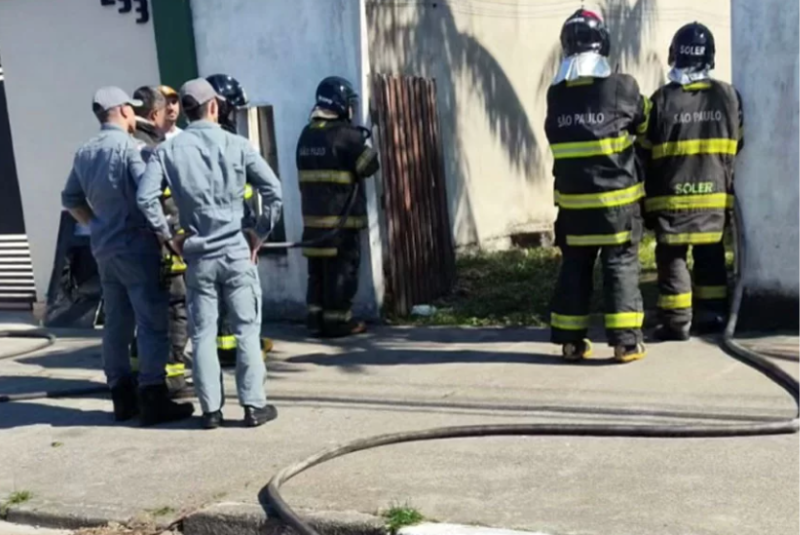 Um homem em surto psicótico mobilizou forças de segurança na manhã deste domingo (13) em Bertioga, no litoral de São Paulo, ao tentar