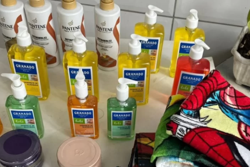 Duas mulheres foram presas na tarde da última quinta-feira (10) após furtarem mais de R$ 1 mil em produtos de higiene e toalhas de duas lojas