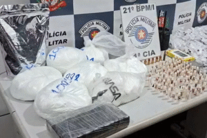 Policiais militares localizaram drogas, munições e equipamentos de comunicação escondidos em um tambor enterrado na Viela Clóvis,
