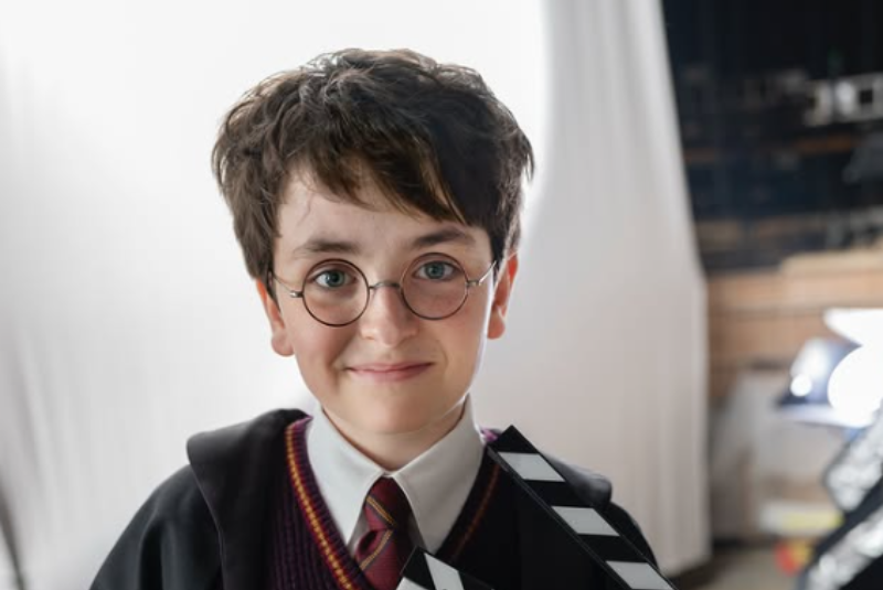 A HBO divulgou nesta segunda-feira (14) a primeira imagem oficial de Dominic McLaughin como Harry Potter na nova série inspirada