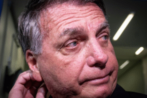 A Polícia Federal cumpriu mandados de busca e apreensão, nesta sexta-feira (18), na casa do ex-presidente Jair Bolsonaro, em Brasília, e em