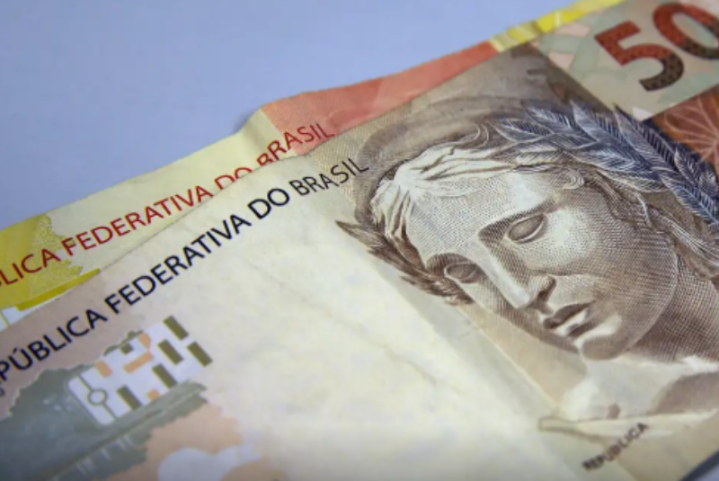 Cerca de 3,8 milhões de trabalhadores com carteira assinada que ganham até dois salários mínimos e nasceram em setembro e outubro