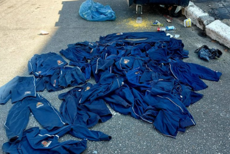 Cerca de 20 uniformes escolares da rede municipal de Santos foram encontrados descartados irregularmente em um contentor de lixo