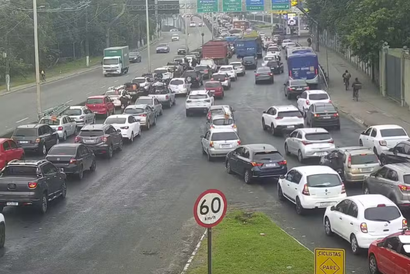 Um engavetamento envolvendo três carros e uma moto deixou um homem ferido na manhã desta sexta-feira (25), na rodovia dos Imigrantes...