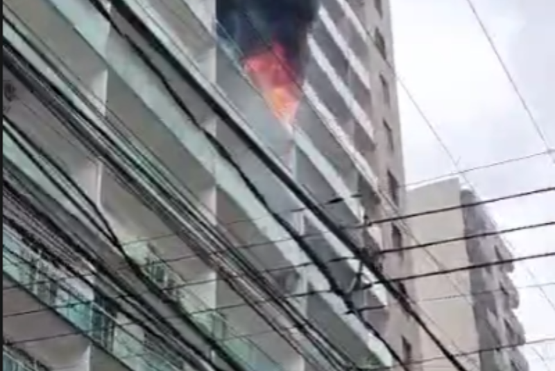 Um incêndio atingiu um apartamento na manhã desta terça-feira (30), na Rua Mário Ribeiro, no Centro do Guarujá, no litoral paulista.