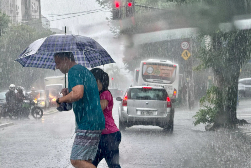 O Instituto Nacional de Meteorologia (Inmet) emitiu um alerta de nível amarelo para a ocorrência de temporal no litoral de São Paulo...