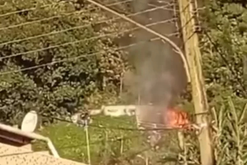 Um incêndio em uma casa de madeira mobilizou o Corpo de Bombeiros na tarde desta quarta-feira (30) no Morro do Macaco, em Guarujá...