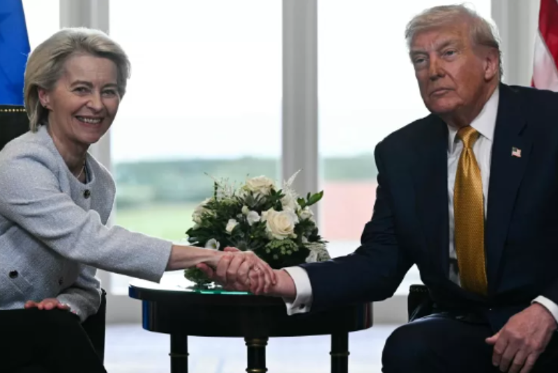 Os Estados Unidos e a União Europeia chegaram a um acordo tarifário neste domingo (27), encerrando quatro meses de negociações
