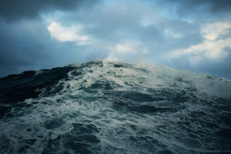 A Defesa Civil de Santa Catarina emitiu um aviso especial de alerta vermelho devido à atuação de um ciclone extratropical próximo à costa