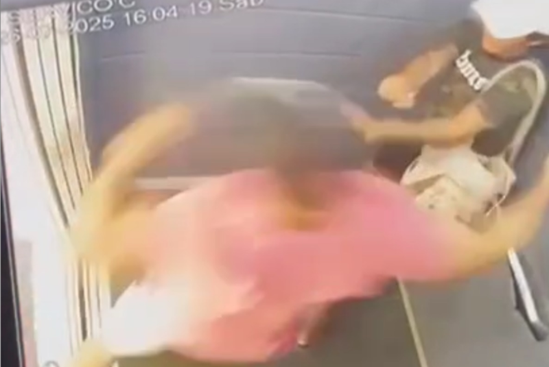 Uma mulher foi violentamente agredida pelo namorado com mais de 60 socos no rosto dentro do elevador de um condomínio localizado no bairro de
