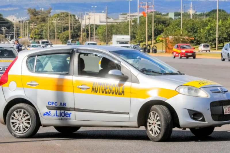 O governo federal avalia eliminar a obrigatoriedade de aulas em autoescolas para quem deseja obter a Carteira Nacional de Habilitação (CNH)