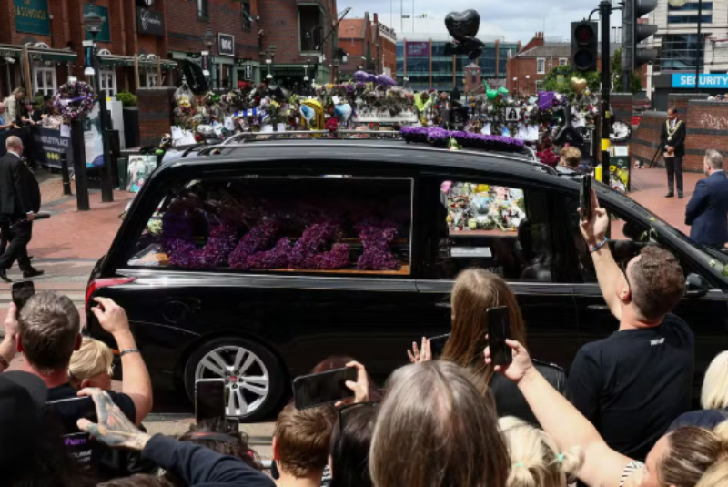 Fãs e familiares de Ozzy Osbourne, ícone do heavy metal e ex-vocalista do Black Sabbath, se despediram do cantor em um emocionante funeral