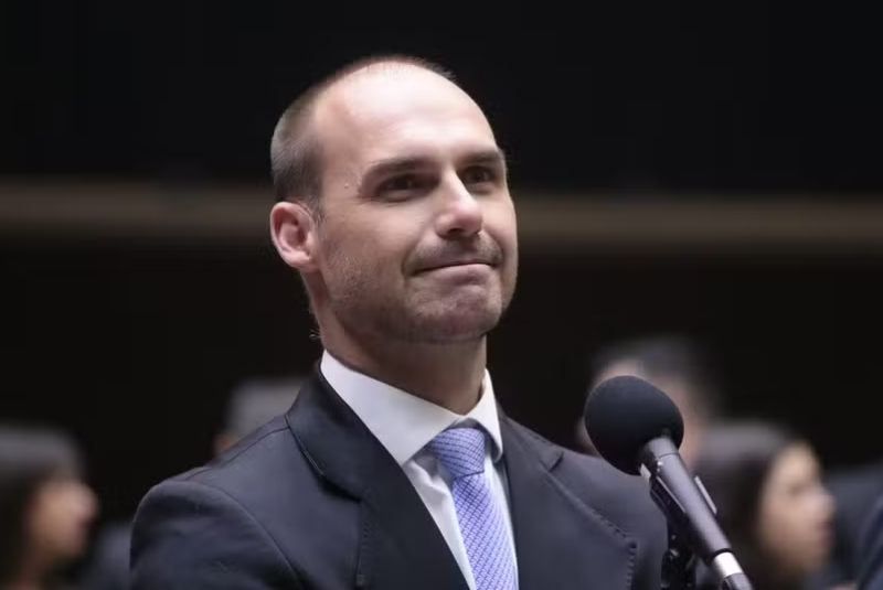 O deputado federal Eduardo Bolsonaro, filho do ex-presidente Jair Bolsonaro, publicou nesta quarta-feira (30) uma nota oficial nas redes