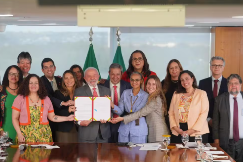 O presidente Luiz Inácio Lula da Silva sancionou a lei que proíbe o uso de animais em testes de cosméticos, perfumes e produtos de higiene