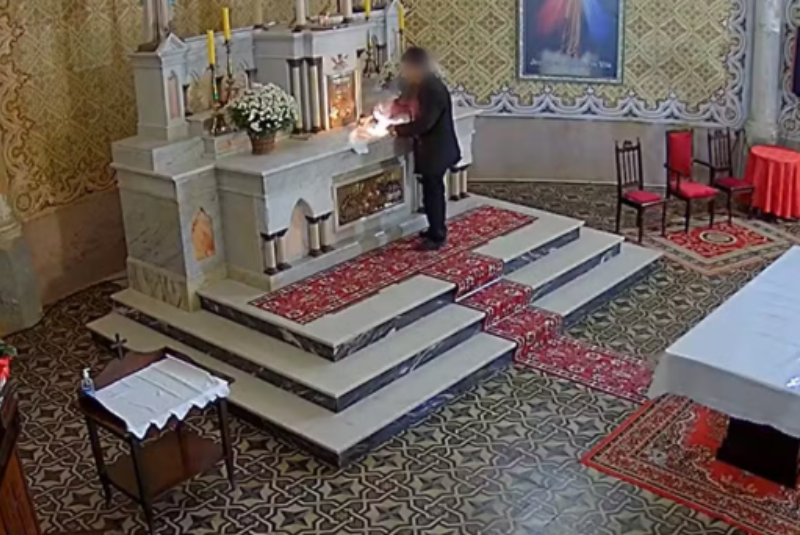 Um homem foi flagrado por câmeras de monitoramento deixando um artefato explosivo no altar da Igreja Matriz Santo Estanislau, em Itaiópolis,