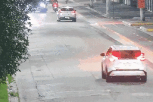 Um motociclista de 46 anos ficou gravemente ferido após ser atingido frontalmente por um carro de luxo que invadiu a pista contrária na...