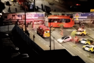 Um ônibus biarticulado foi partido ao meio após colidir com um trem por volta das 23h30 desta terça-feira (22), na Avenida Paraná...