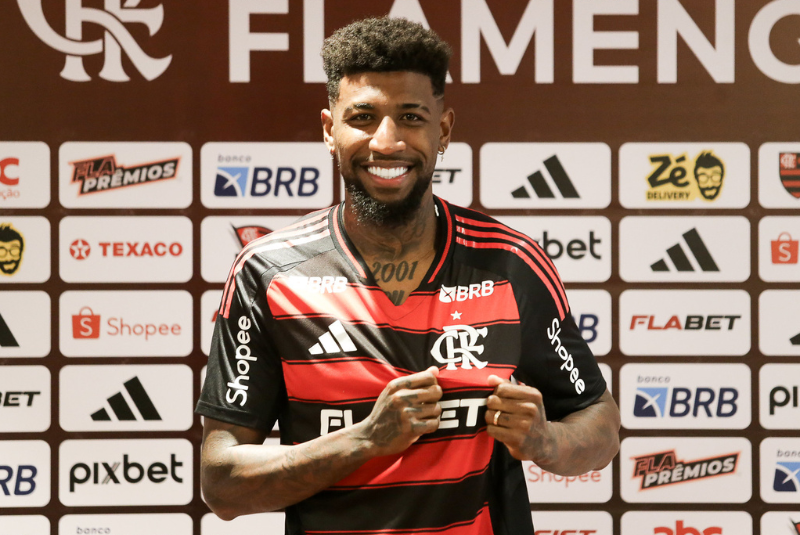 Apresentado oficialmente nesta terça-feira (29), Emerson Royal celebrou o acerto com o Flamengo e destacou a estrutura do clube.