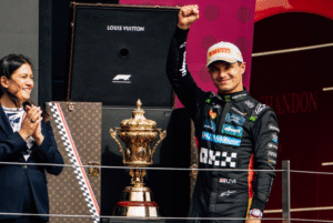 Lando Norris conquistou sua primeira vitória em Silverstone após uma corrida tumultuada, marcada por fortes chuvas. Ele herdou a liderança após...