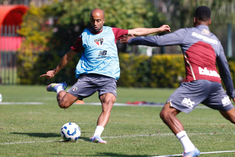 Lucas Moura segue fora do São Paulo para o clássico contra o Corinthians, sábado, no Morumbi. O meio-campista ainda sente dores...