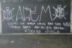 A sede social do Corinthians, no Parque São Jorge, amanheceu com pichações contra o atacante Memphis Depay nesta quarta-feira (23).