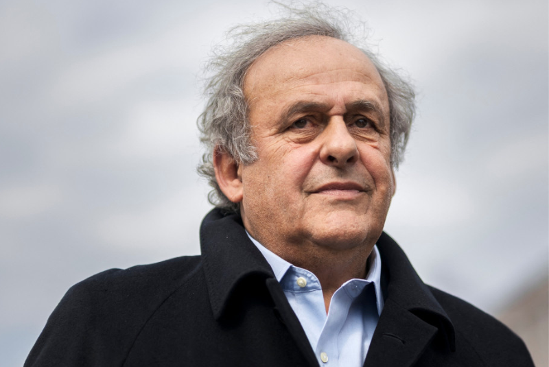 Michel Platini teve a casa invadida na madrugada desta sexta-feira (18) em Bouches-du-Rhône, na França. O ex-jogador acordou por volta...
