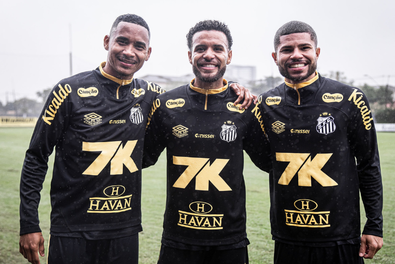 O Santos recebeu na quarta-feira (2) três jogadores da Furia FC, equipe de Neymar na Kings League Brasil, para uma semana de treinamentos...