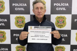 Edson Aparecido Campolongo, de 68 anos, servidor público da CDHU, foi preso após confessar pelo menos 18 ataques a ônibus na Grande...