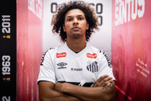 O volante Willian Arão foi apresentado oficialmente pelo Santos na última sexta-feira (4). O jogador, de 33 anos, assinou contrato até...