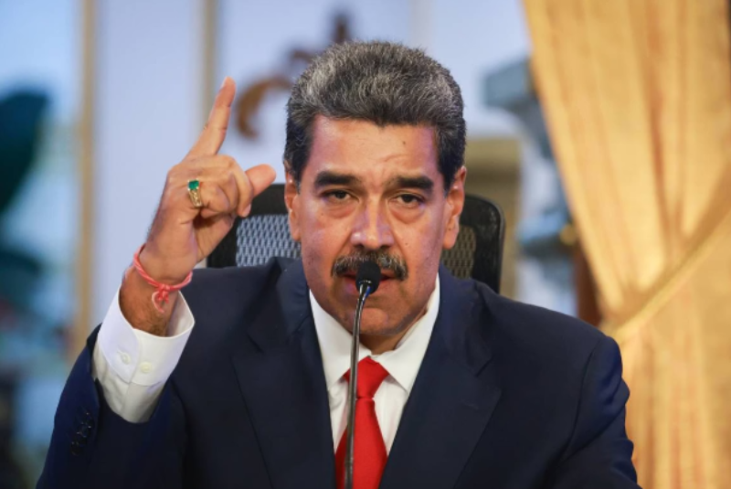 Durante o programa semanal Con Maduro +, transmitido em 11 de agosto de 2025 pela TV estatal venezuelana, o presidente Nicolás Maduro enviou um recado direto aos Estados Unidos: “Não se atrevam… pode ser o fim do império americano.