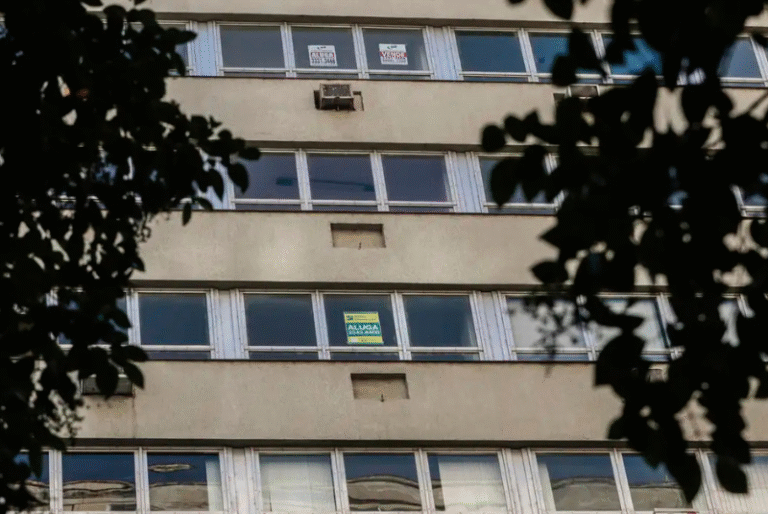 Apesar de a maioria dos brasileiros morar em casa própria já quitada, o país assistiu, nos últimos oito anos, crescer em 25%...