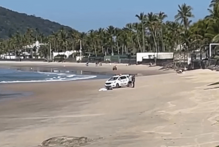 O corpo de um homem, aparentando cerca de 55 anos, foi encontrado na manhã desta quarta-feira (13) boiando no mar da Praia de Pernambuco...