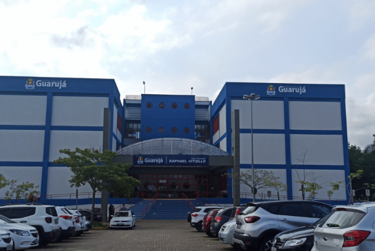 Desde 2017, todos os próprios públicos de Guarujá, no litoral de São Paulo, são obrigados a adotar as cores azul-marinho e branca.