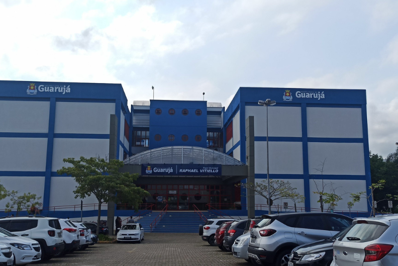 Desde 2017, todos os próprios públicos de Guarujá, no litoral de São Paulo, são obrigados a adotar as cores azul-marinho e branca.