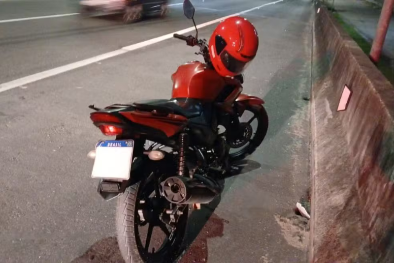 Uma técnica de enfermagem de 47 anos morreu após cair da garupa de uma motocicleta e ser atropelada por um ônibus na rodovia...