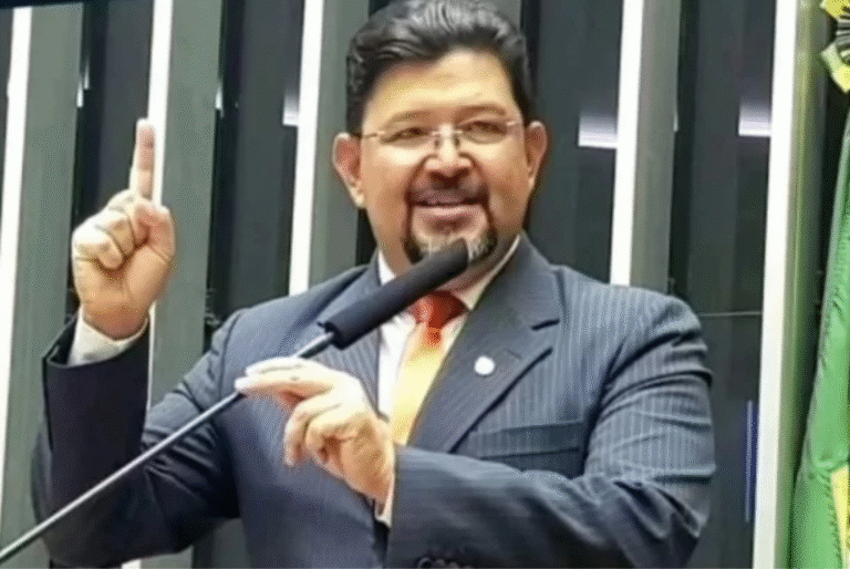 O vereador Eduardo Pereira (PSD), de Bertioga (SP), foi condenado pela Justiça por homofobia após se recusar a ler...