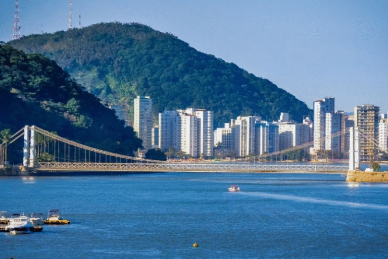 A Ponte Pênsil, um dos principais acessos entre São Vicente e Praia Grande, ficará parcialmente interditada até sexta-feira (22) por conta...