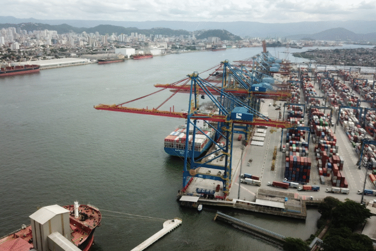 O corpo de um homem foi encontrado na margem esquerda do Porto de Santos, nas proximidades de Guarujá, no litoral de São Paulo...